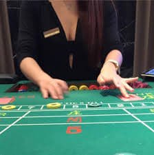 Pengguna memeriksa akses situs dari perangkat
